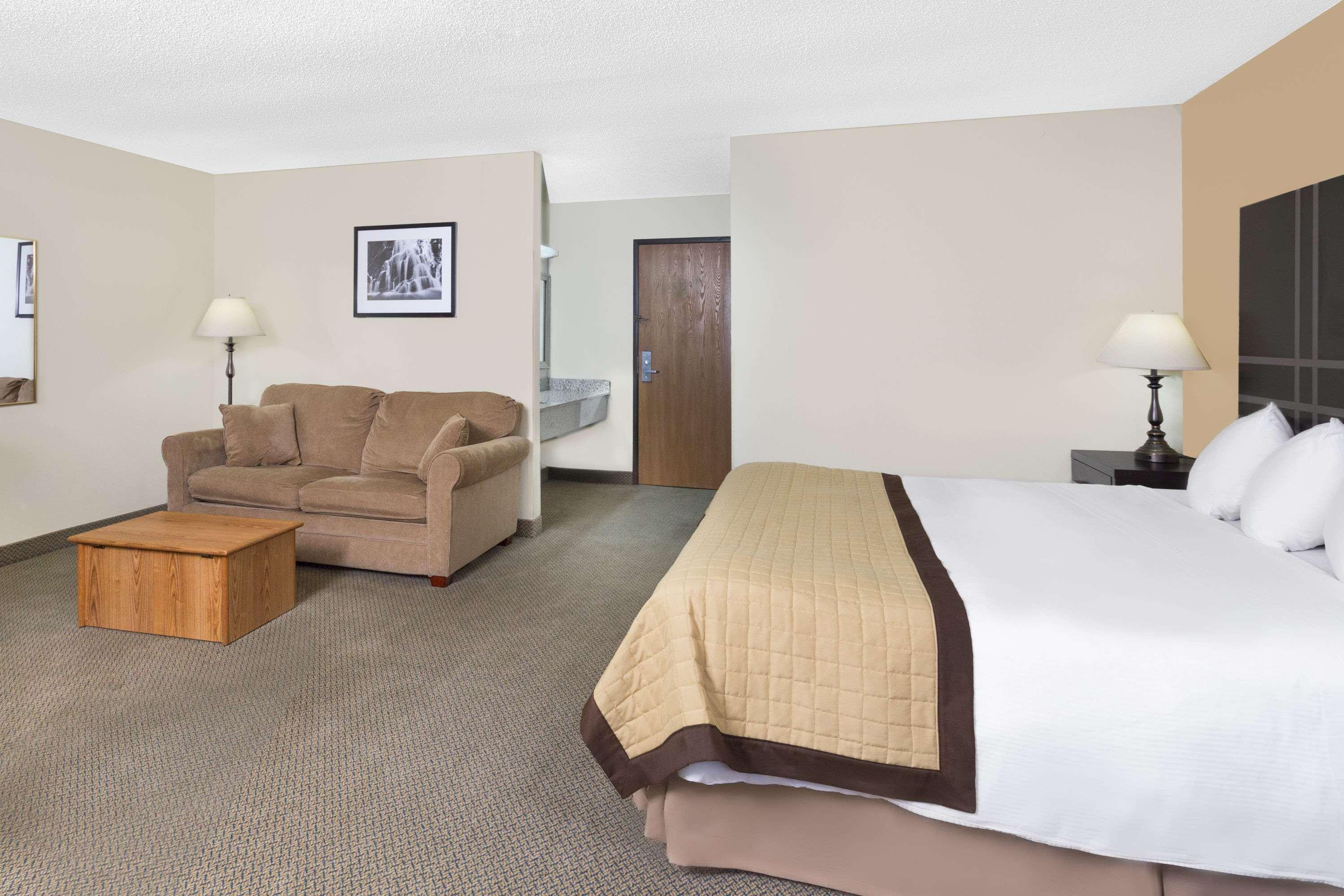 Baymont By Wyndham Green Bay Exterior photo