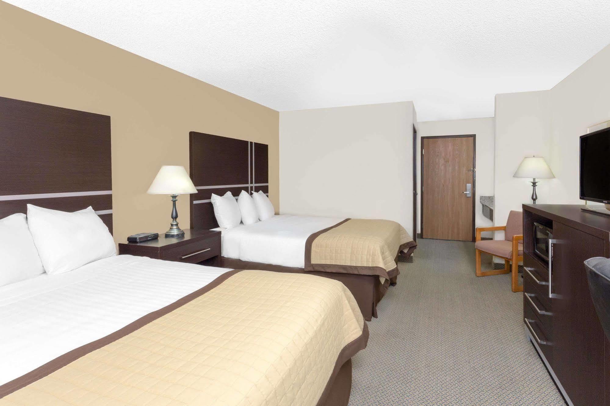Baymont By Wyndham Green Bay Exterior photo